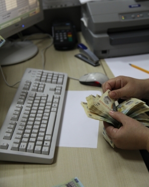 Legea care desfiinţează noţiunea de conflict de interese pentru funcţionarii publici, promulgată de Iohannis